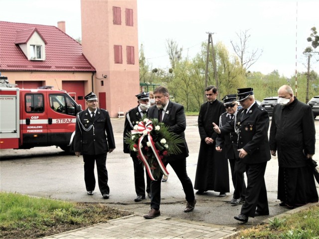 Przy pomniku Św. Floriana przy Jednostce OSP w Kowalewie Pomorskim oddano hołd strażakom. Zzłożono kwiaty. Była też modlitwa