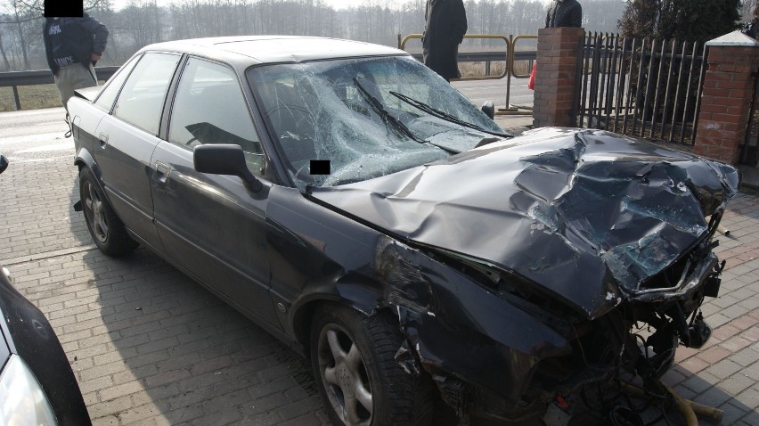 Pijany kierowca audi ścinał barierki w Brześciu Kujawskim [WIDEO]