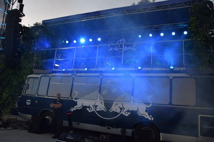 Częstochowa: Red Bull Music Presents: Quebonafide on Tour. Tłumy na Placu Biegańskiego [ZDJĘCIA, FILM]
