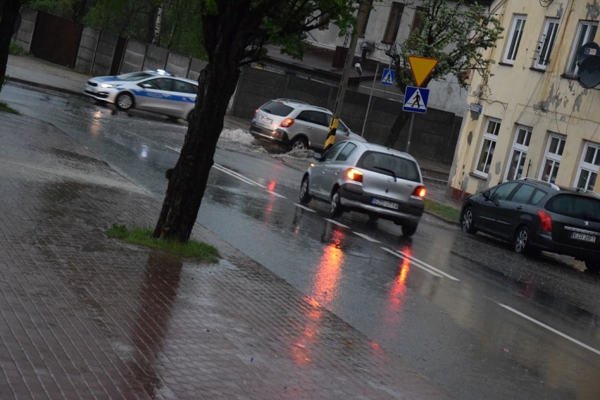 Pierwsza wiosenna ulewa i ulice w Zduńskiej Woli znów zalane 