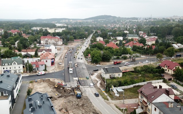 Widać już kształt przebudowanego skrzyżowania ulic Ściegiennego, Wapiennikowej i Husarskiej. Wkrótce będzie otwarte.