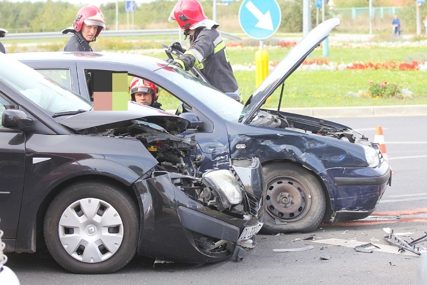 Wypadek na rondzie Niepodległości  w Legnicy [ZDJĘCIA]