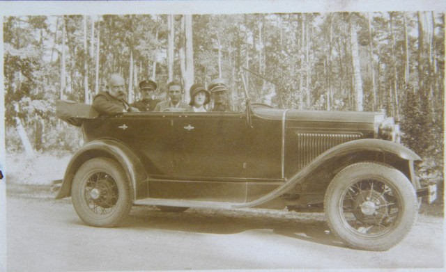 Lipiec 1931 - samochód służbowy KP PP w Szamotułach (odpowiednik dzisiejszego radiowozu). Pierwszy z lewej sędzia Tadeusz Dutkiewicz, stoi za nim kierowca Stanisław Kowalewski, za kierownicą komendant Skąpski