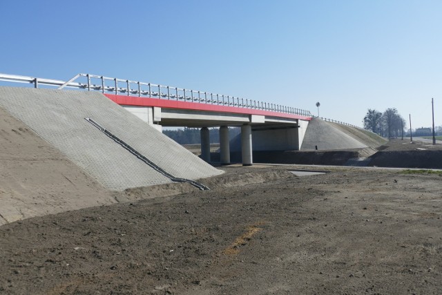 Budowa wiaduktu ruszyła  w kwietniu ubiegłego roku. Obiekt ma 65 metrów długości i 12 szerokości.