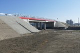 Budowa obwodnicy Kędzierzyna-Koźla. Kierowcy jeżdżą już po nowym wiadukcie. A kiedy pojadą całą trasą?