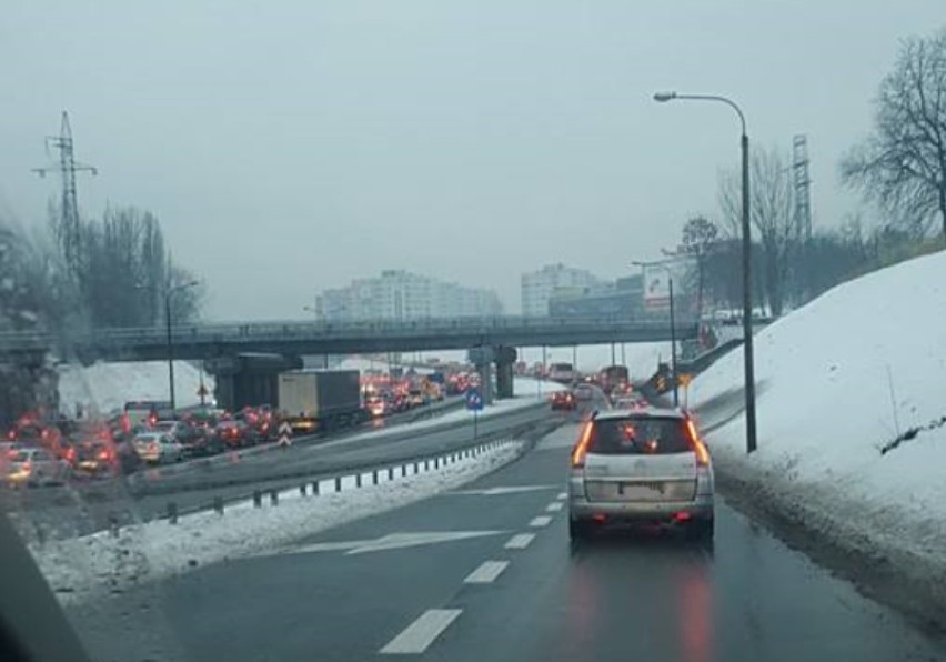 Sosnowiec: wypadek ciężarówki i trzech samochodów na S86. Kierowca MAN-a trafił do szpitala