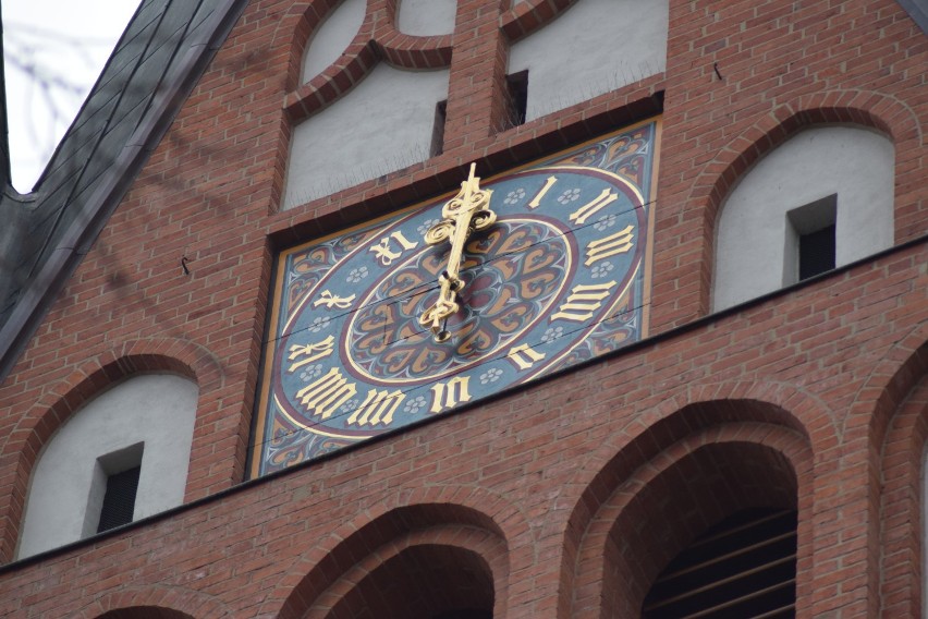 Zegar na wieży kościoła Mariackiego w Szczecinku ożyje. Wykonawca poszukiwany [zdjęcia]