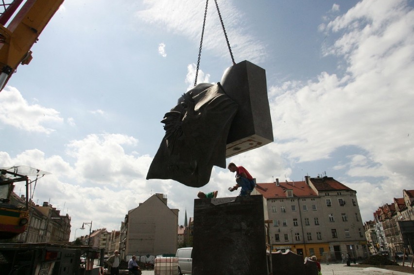 Montaż Pomnika Zesłańcom Sybiru w Legnicy (ZDJĘCIA)