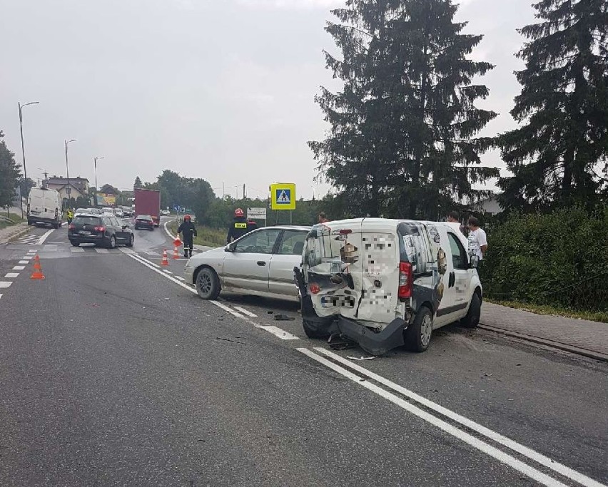 Trzy samochody zderzyły się na ulicy Wojska Polskiego w Busku-Zdroju. Ucierpiała jedna osoba