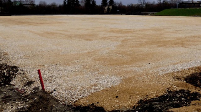 Stadion Miejski w Busku-Zdroju. W tym miejscu miało być nowe boisko piłkarskie ze sztuczną trawą - póki co, mamy... murawę z kruszywa.