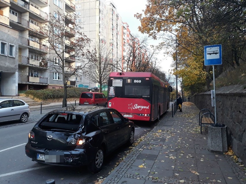 W Stargardzie miejski autobus zderzył się z mazdą. Kierującymi były kobiety [ZDJĘCIA]