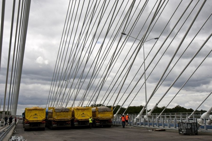 Wrocław: Próby obciążeniowe mostu na Rędzinie (ZDJĘCIA)