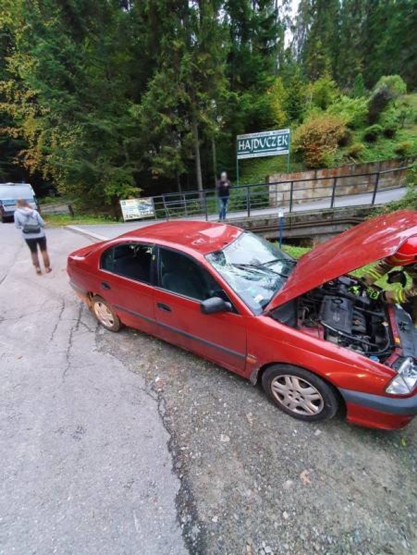 Krynica-Zdrój. Auto dachowało na ul. Pułaskiego i wpadło do potoku [ZDJĘCIA]