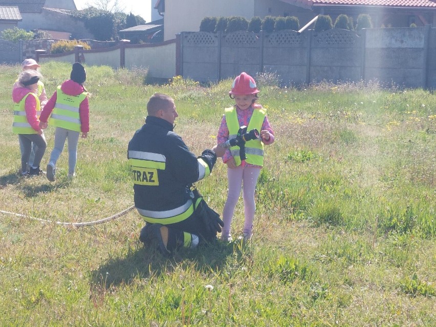 Przedszkolaki ze Słocina z wizytą w strażackiej remizie 