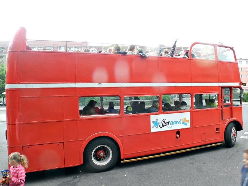 100 dodatkowych osób pojechało londyńskim autobusem po Stargardzie 
