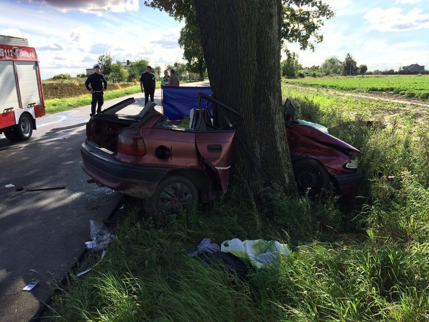 Opel astra wypadł z drogi i uderzył w drzewo. Pomimo...