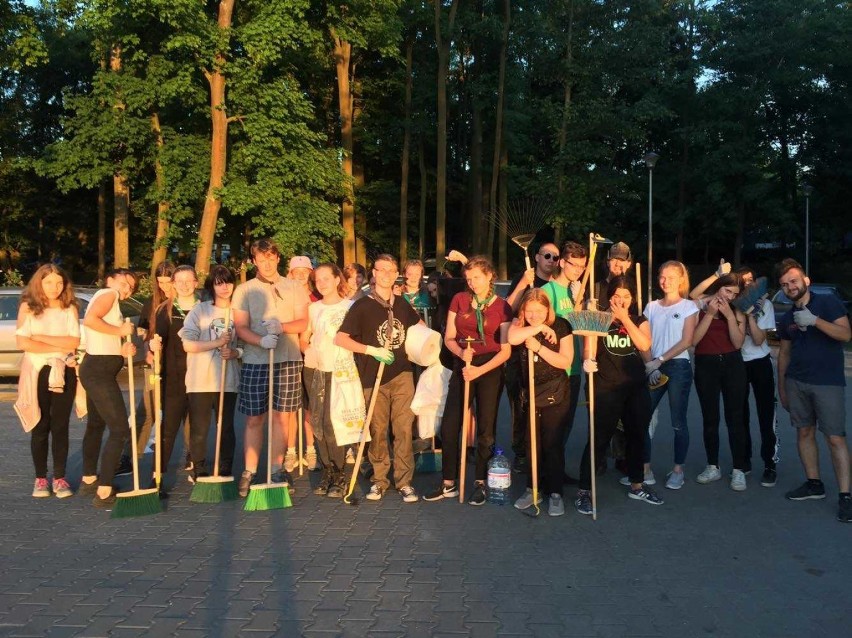 Zlot hufca ZHP Malbork z okazji 100-lecia niepodległości. Harcerze wysprzątali część Parku Miejskiego
