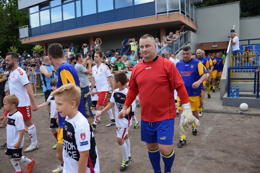 Mecz Gwiazd w Kraśniku. Na boisku zagrali znani aktorzy i piłkarze reprezentacji (ZDJĘCIA)