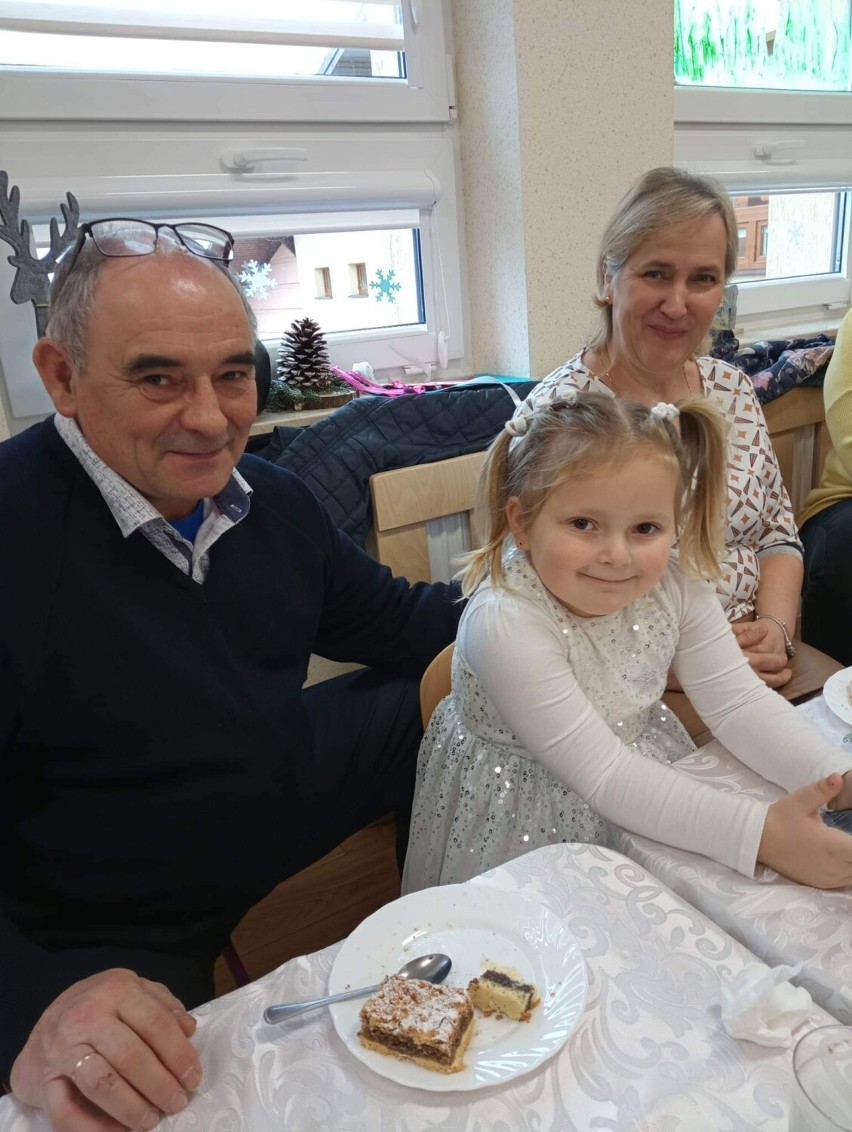 Przedszkolaki z Nowego Żmigrodu okazali miłość babciom i dziadkom