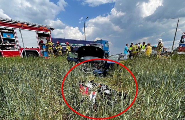 Kiedy na miejsce wypadku przyjechały służby ratunkowe, zarówno samochód osobowy, jak i motocykl po zderzeniu znajdowały się poza jezdnią.