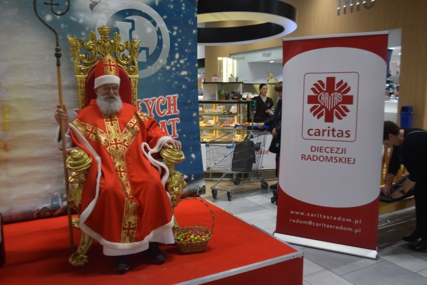 Akcja Caritas Diecezji Radomskiej razem z E.Leclerc Radom. Święty Mikołaj w supermarkecie odwiedził nie tylko dzieci. Zobacz zdjęcia