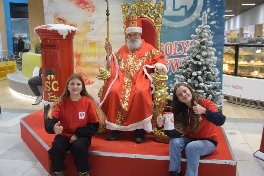 Akcja Caritas Diecezji Radomskiej razem z E.Leclerc Radom. Święty Mikołaj w supermarkecie odwiedził nie tylko dzieci. Zobacz zdjęcia