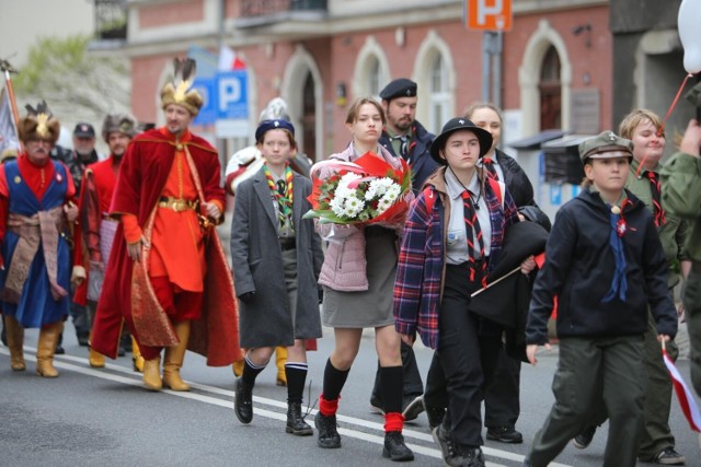 Biało-czerwona defilada przeszła ulicami Wita Stwosza, Kochanowskiego i Jagiellońską, aż na sam plac Sejmu Śląskiego. Tak w Katowicach wyglądały obchody Święta Konstytucji 3 Maja i 102. rocznicy wybuchu trzeciego powstania śląskiego. Zobacz zdjęcia>>>