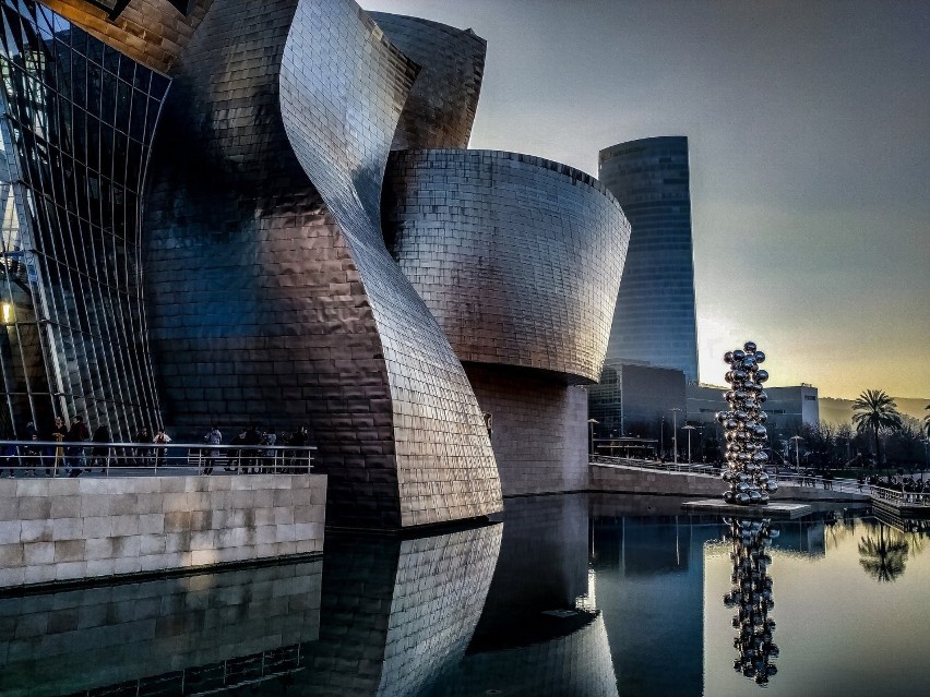 Muzeum Guggenheima w Bilbao w Hiszpanii. Ogromne muzeum...