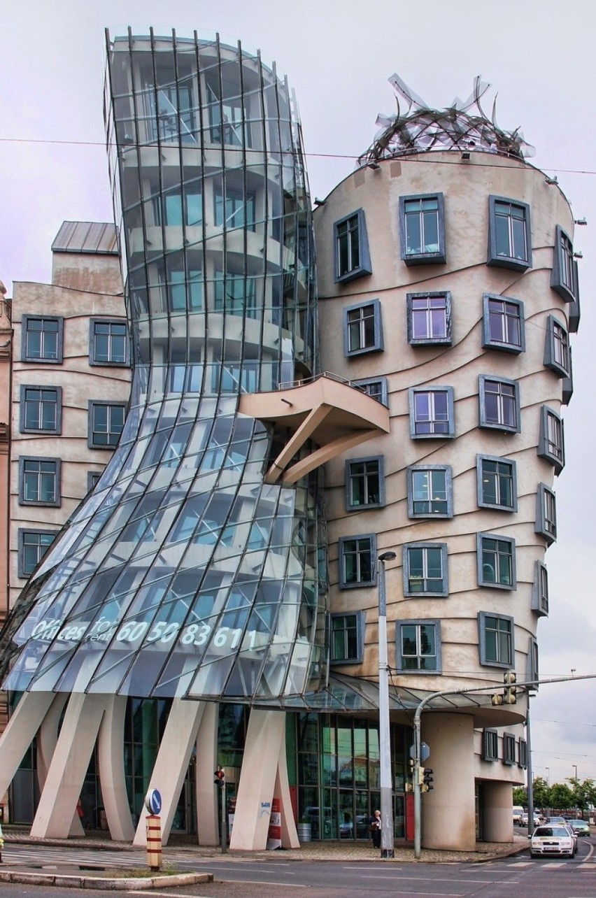 Wybudowany w 1996 r. w czeskiej Pradze Dancing House, czyli...