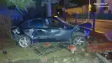 Kolizja w Tarnowskich Górach - 22-latek kierował samochodem bez uprawnień, rozbił auto o ogrodzenie posesji. Zobacz ZDJĘCIA