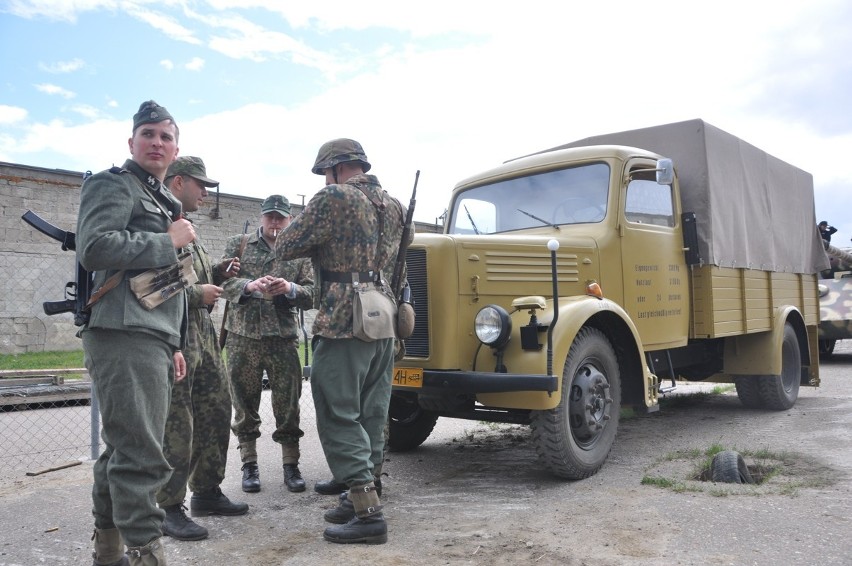 Piknik militarny w Żukowie. Prezentacja ciężarówki, wojenne inscenizacje i przejażdżki czołgami