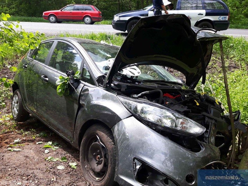 Wypadek na drodze Włocławek - Kowal. Samochód uderzył w drzewo [wideo, zdjęcia]