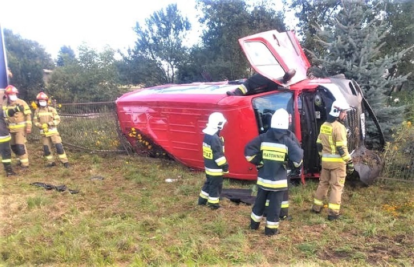 W Jerzmanowicach bus wypadł z drogi. Są poszkodowani