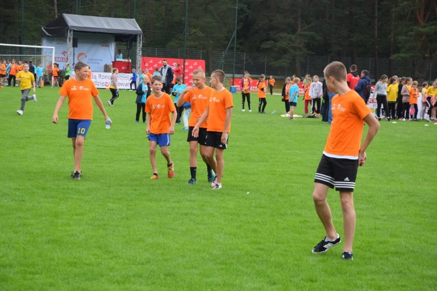 Setki dzieci ze szkół podstawowych powiatu lęborskiego wzięło udział w zawodach "Orlen -z podwórka na bieżnię”  