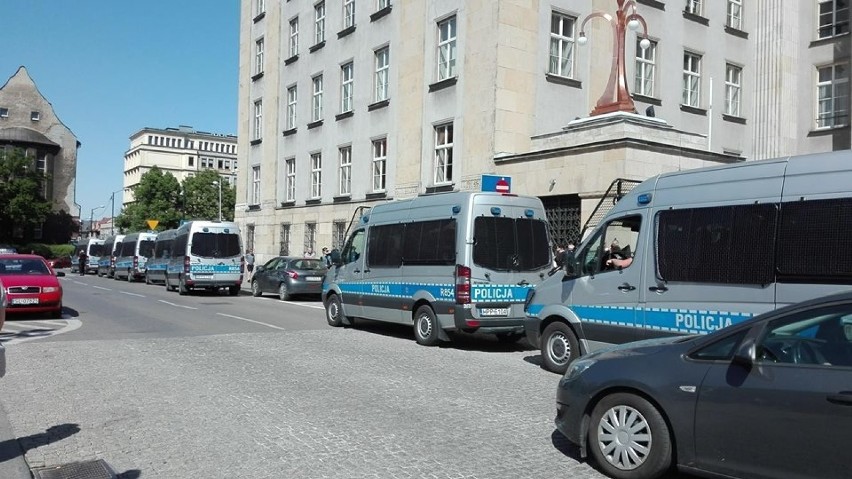 Gorąca niedziela w Katowicach. Policja nie dopuściła do konfrontacji pomiędzy uczestnikami dwóch zgromadzeń [ZDJĘCIA]
