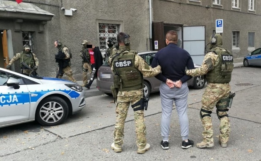 Policjanci weszli jednocześnie do kilku mieszkań na terenie...