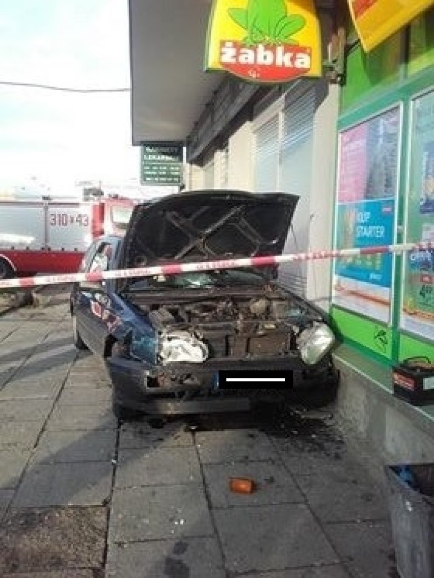 Wypadek na Traktorowej. Volkswagenem wjechał w kiosk i blok. Dwie osoby ranne [ZDJĘCIA]