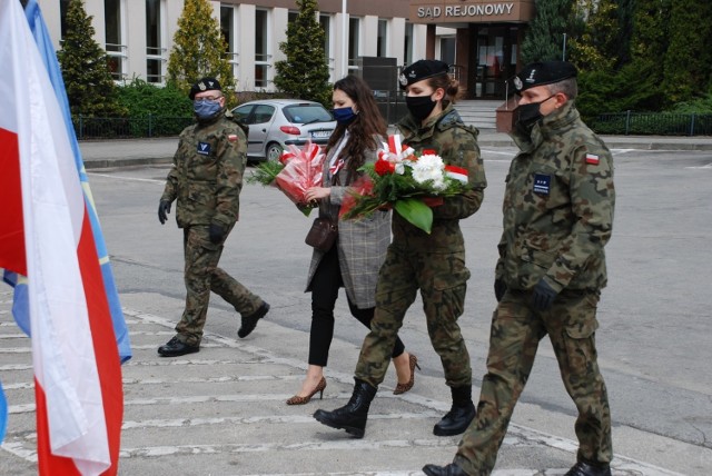 Tegoroczne Święto Konstytucji 3 Maja w Pińczowie obchodzono "skromnie". W uroczystej mszy świętej i pochodzie uczestniczyli przedstawiciele władzy, Muzeum Regionalnego, "Strzelcy" oraz niewielu mieszkańców. Wszyscy w maseczkach ochronnych, z zachowaniem odpowiedniej odległości ruszyli z kościoła świętego Jana Apostoła i Ewangelisty na plac przy pomniku Konstytucji 3 Maja. Tam delegacje złożyły biało - czerwone wiązanki. 

Zobacz więcej zdjęć na kolejnych slajdach.