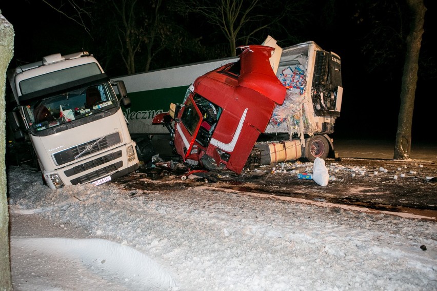 Wypadek w Bielanach. Zderzyły się dwie ciężarówki