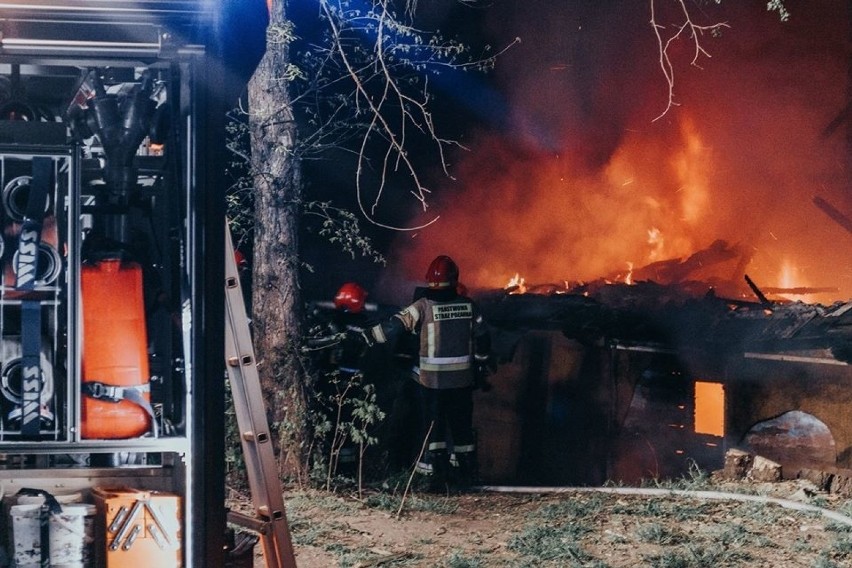 Spłonęła stara, drewniana chata w Nowej Hucie. Nie ma gdzie ratować tych, które pozostały 