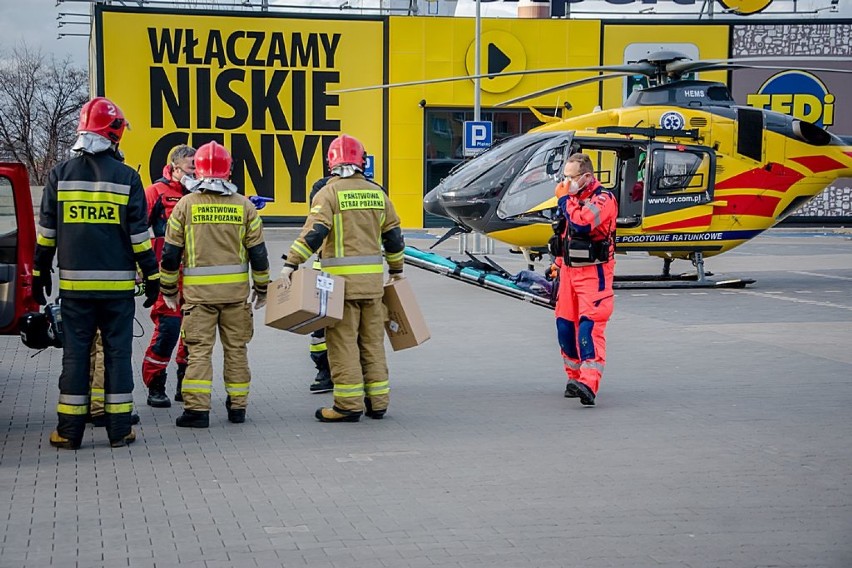 Wałbrzych: Śmigłowiec LPR wylądował na parkingu marketu na Piaskowej Górze (ZDJĘCIA)
