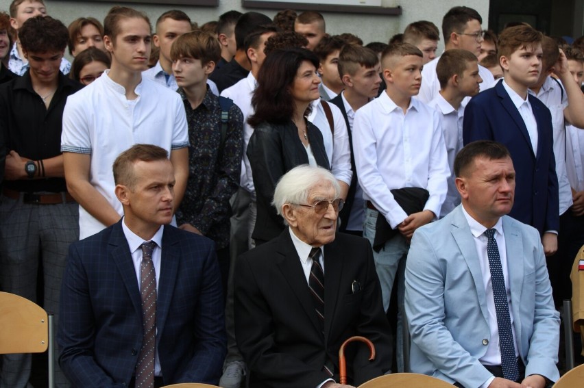 Inauguracja roku szkolnego w Zespole Szkół nr 2 w Wieluniu. Dariusz Kowalczyk dyrektorem "mechanika" na kolejną 5-letnią kadencję ZDJĘCIA