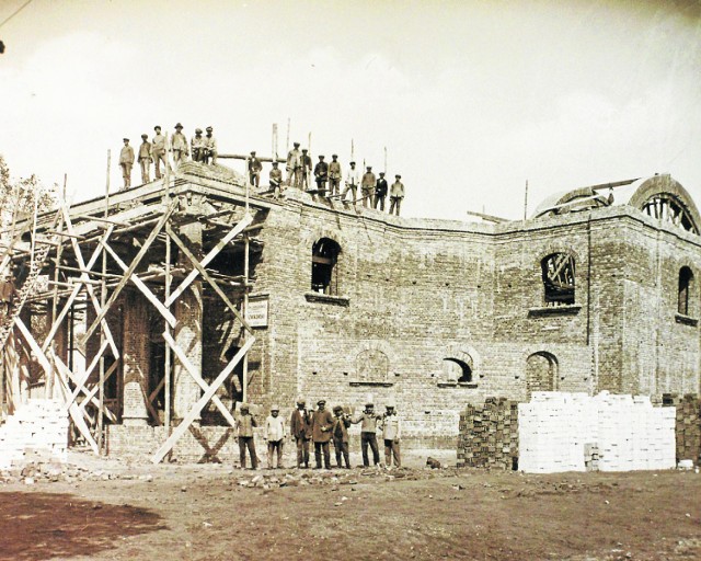 Pamiątkowa fotografia z lata 1928 r. Murarze z firmy Franciszka Dźwikowskiego stawiają mury „Barbarki”.