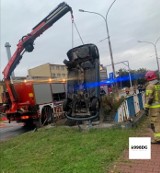 Dąbrowa Górnicza: Samochód wpadł do tunelu dla pieszych na Sobieskiego [ZDJĘCIA]