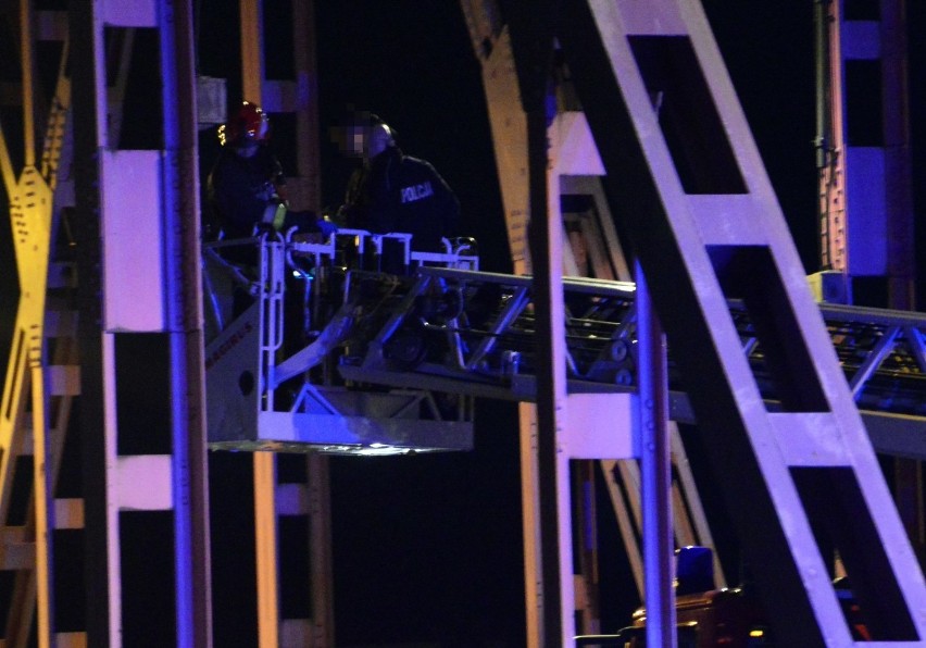 Głogów: Wspiął się na Most Tolerancji i groził, że skoczy. Po dwóch godzinach zdjęto desperata. AKTUALIZACJA