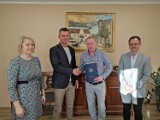 Podpisano umowę na budowę centrum sportowo - turystycznego w Łąkie