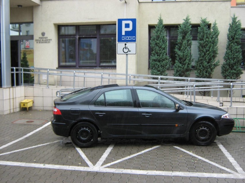 Tak niektórzy parkują swoje auta w Bydgoszczy. To tzw. janusze - nie da się przejść ani przejechać