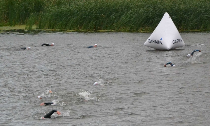 Castle Triathlon Malbork 2015 [ZDJĘCIA]. "Ludzie z żelaza" rywalizują od godziny 6