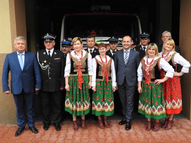 Strażacy i gospodynie z Markiem Sową (w środku), wójtem Stryszowa Janem Wacławskim (po prawej) i Maciejem Koźbiałem z zarządu powiatowego OSP RP w Wadowicach przed remizą OSP w Stryszowie. Na zdjęciach także przekazanie sprzętu dla druhów z powiatów: wadowickiego, suskiego, myślenickiego i oświęcimskiego.