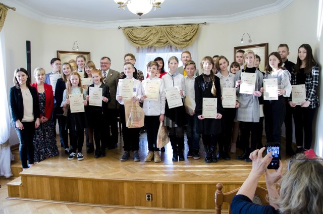 Ośrodek Chopinowski w Szafarni organizuje liczne konkursy dla dzieci i młodzieży. Na zdjęciu laureaci XXIV WOJEWÓDZKIEGO KONKURSU WIEDZY O FRYDERYKU CHOPINIE DLA SZKÓŁ PODSTAWOWYCH